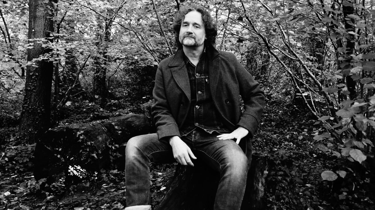 The British singer/songwriter, Toby Jepson, has premiered a new animated video for the lead track from his 'Look Out!' mini album trilogy.